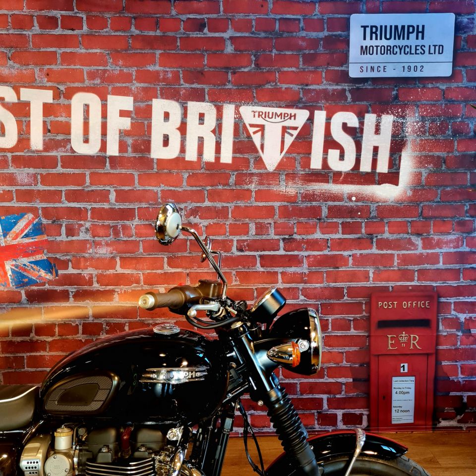 TRIUMPH BONNEVILLE T120 4