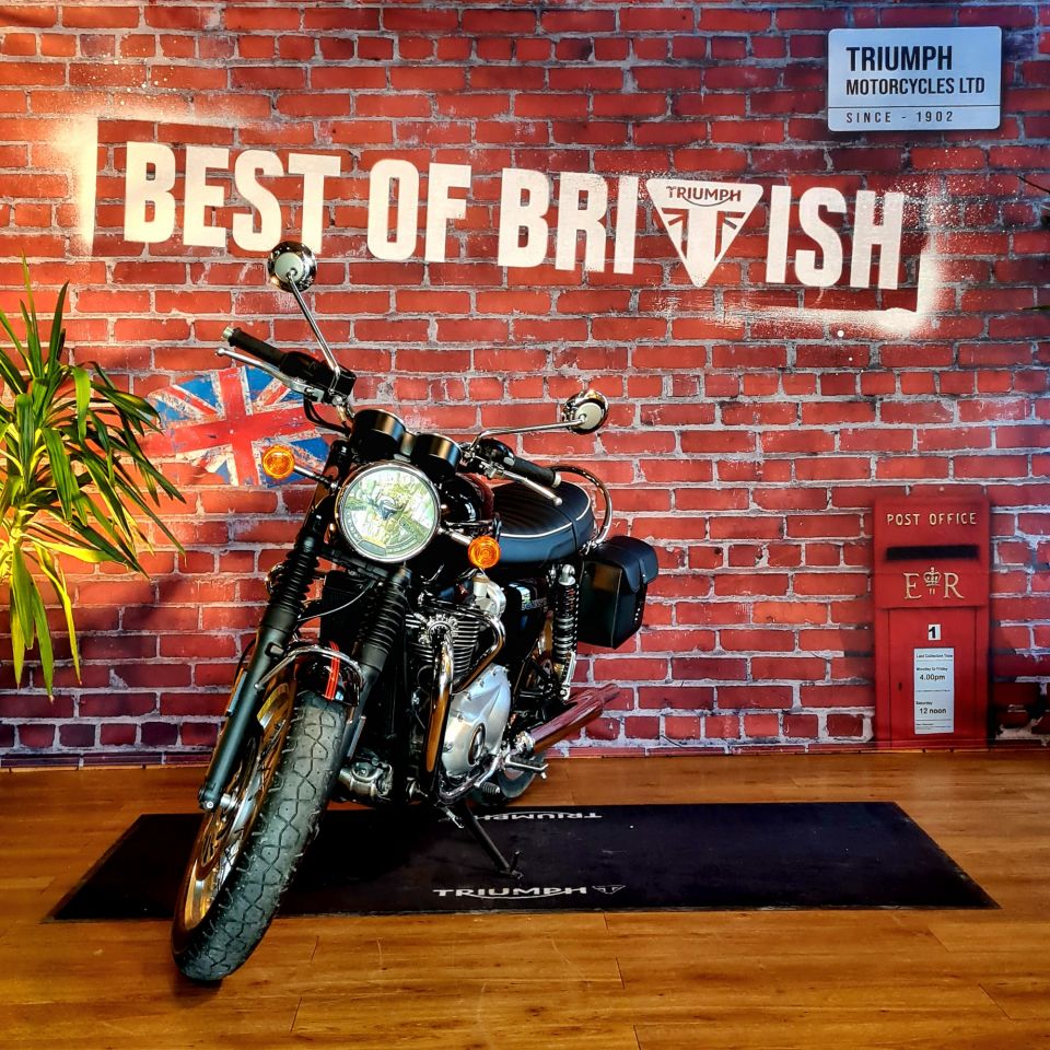 TRIUMPH BONNEVILLE T120 4