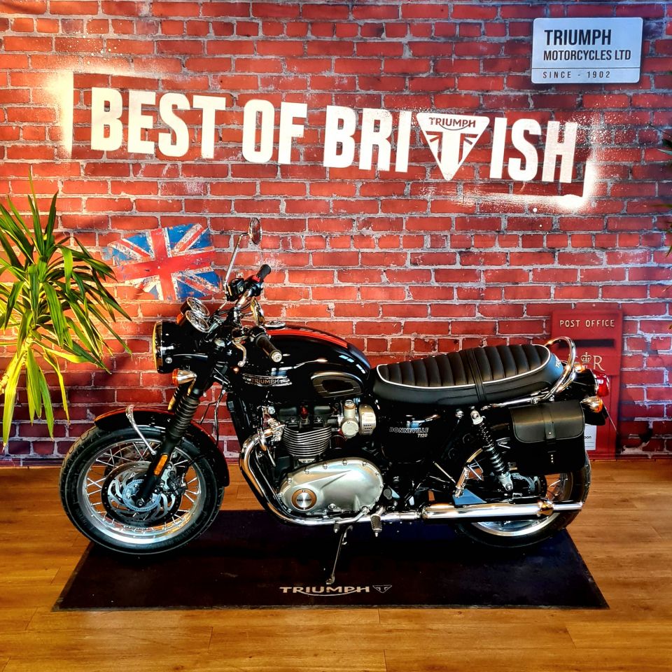TRIUMPH BONNEVILLE T120 4