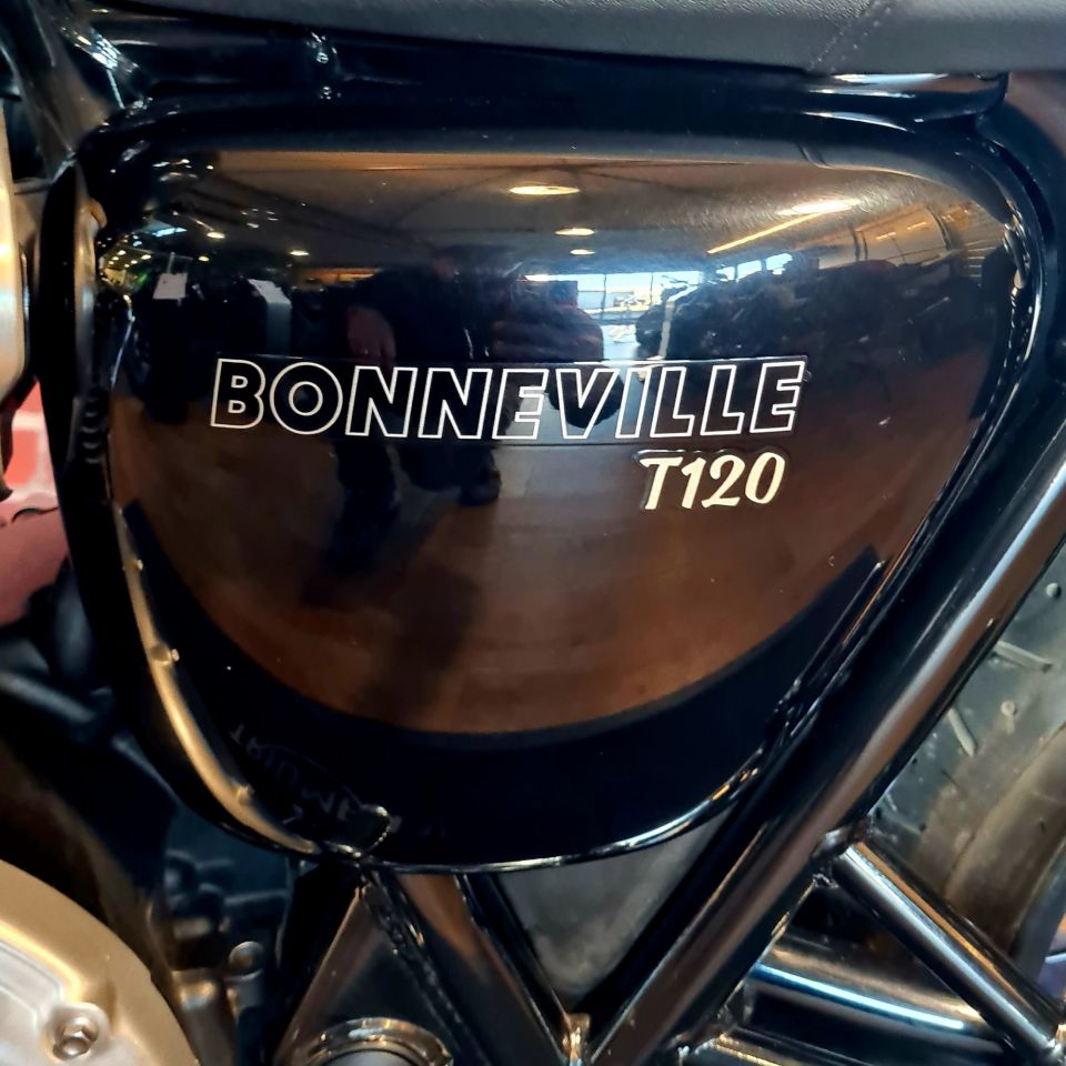 TRIUMPH BONNEVILLE T120 4