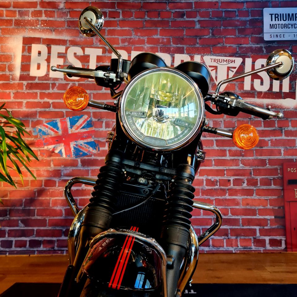 TRIUMPH BONNEVILLE T120 4