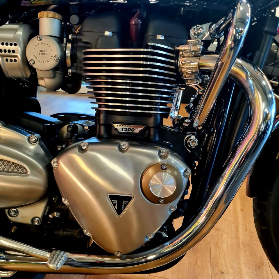 TRIUMPH BONNEVILLE T120 4