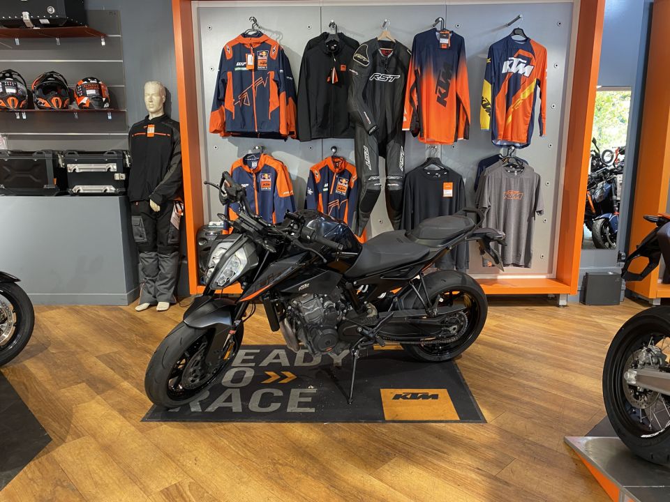 KTM 890 DUKE 4
