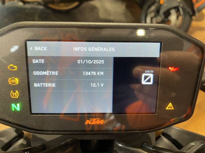 KTM 890 DUKE 4