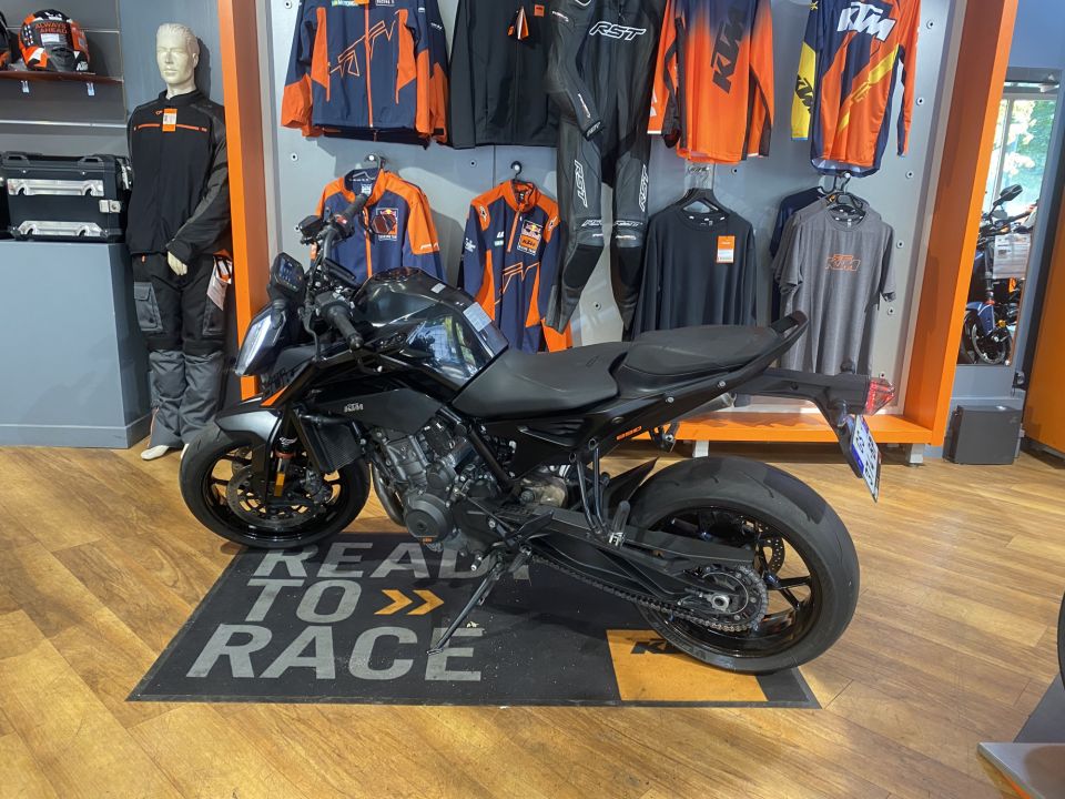 KTM 890 DUKE 4