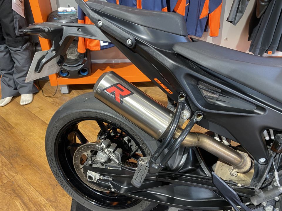 KTM 890 DUKE 4
