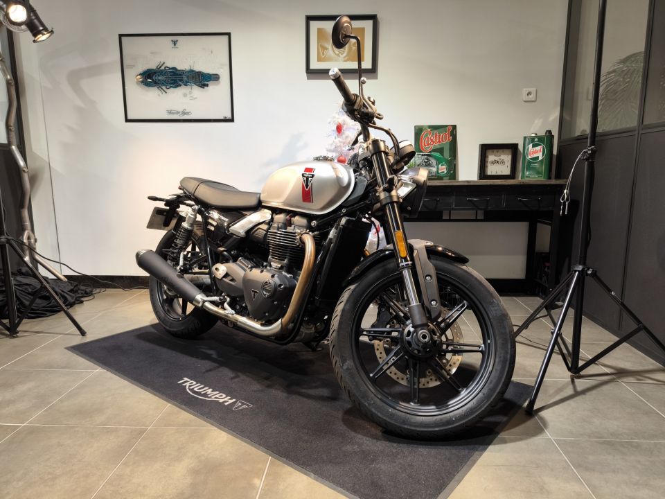 TRIUMPH SPEED TWIN 900 4