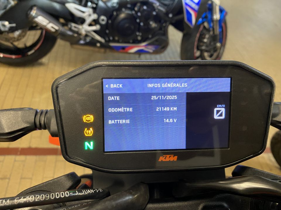 KTM 890 DUKE 4