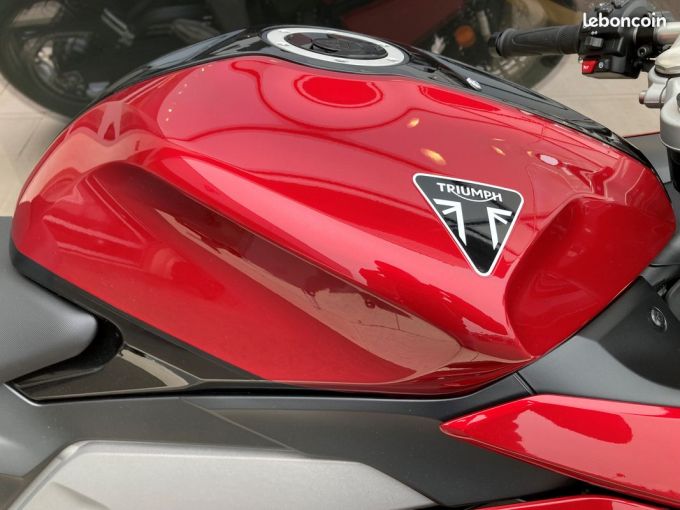 TRIUMPH 	DAYTONA 660 4