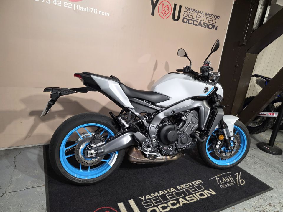 YAMAHA MT-09 4