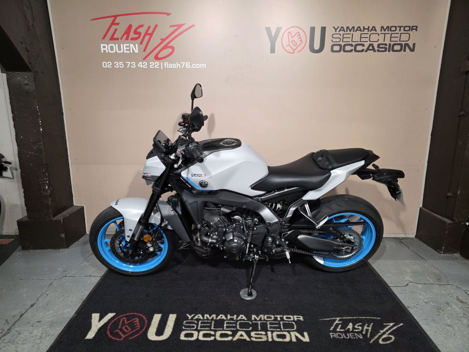 YAMAHA MT-09 4
