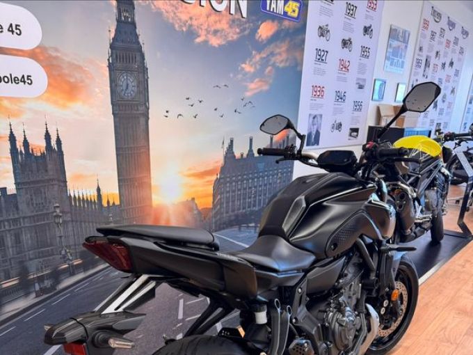 YAMAHA MT-07 (47.5CV) 4