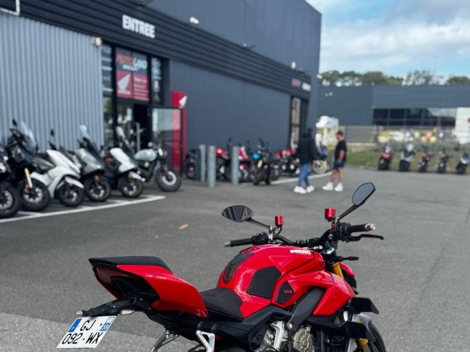 DUCATI STREETFIGHTER V4S 4