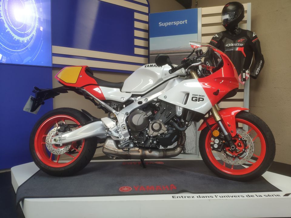 YAMAHA XSR 900 GP 4