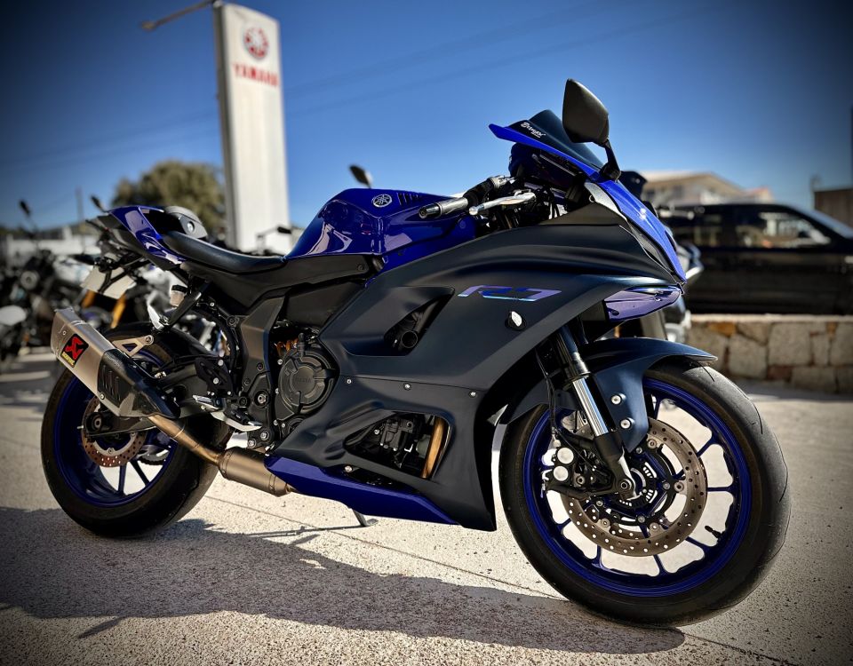 YAMAHA YZF-R7 4