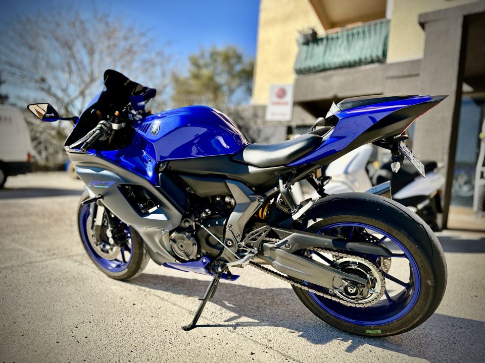 YAMAHA YZF-R7 4