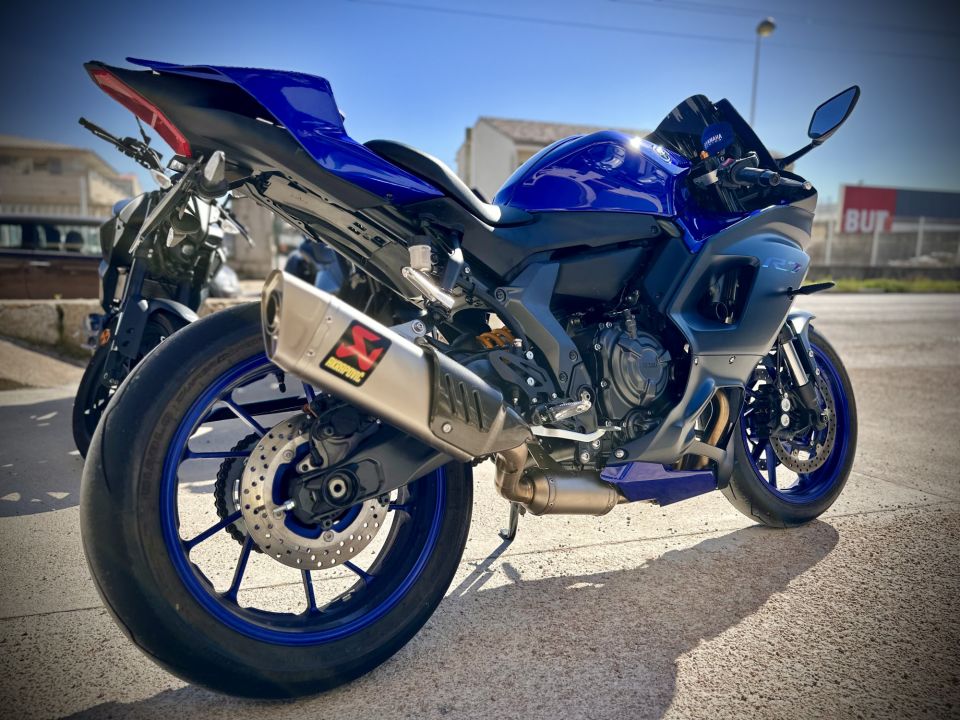 YAMAHA YZF-R7 4