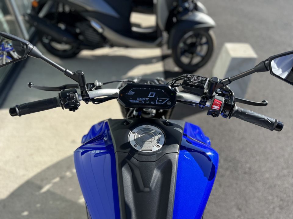 YAMAHA MT-07 4