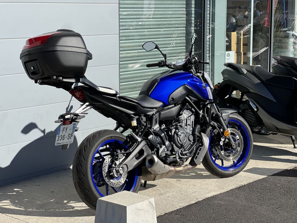 YAMAHA MT-07 4
