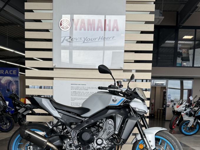 YAMAHA MT-09 4