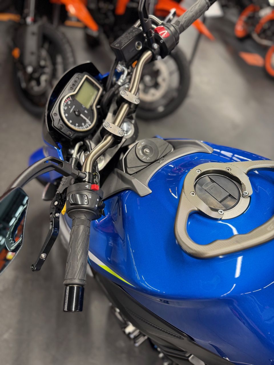 SUZUKI GSR 750 ABS 4