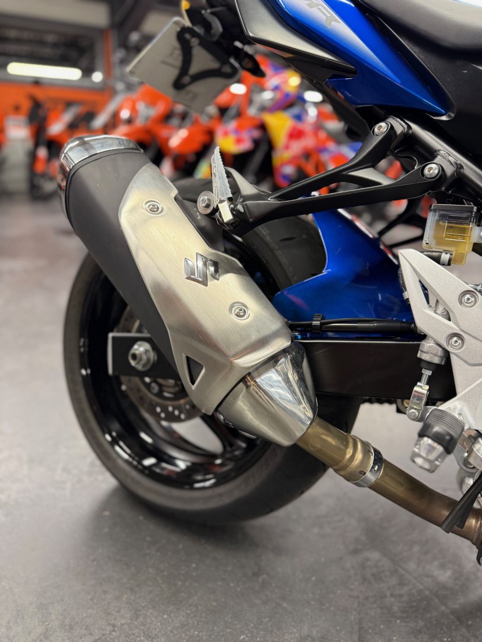 SUZUKI GSR 750 ABS 4