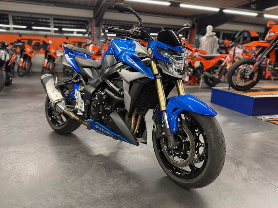 SUZUKI GSR 750 ABS 4