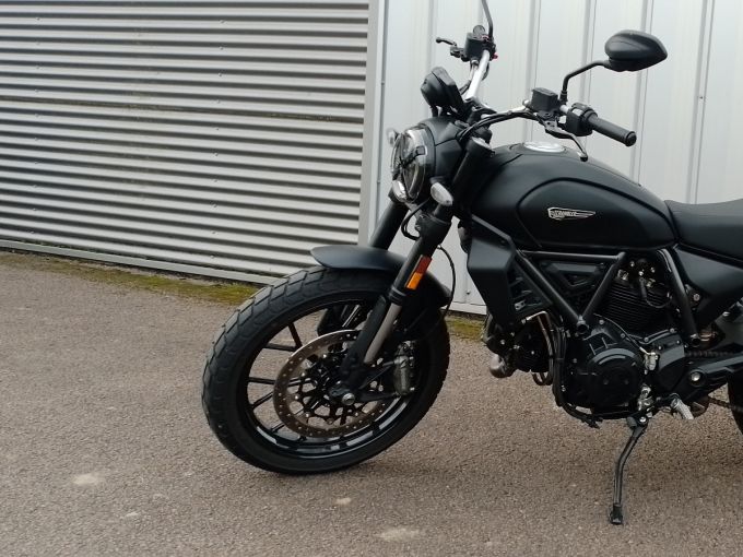 DUCATI SCRAMBLER 800 ICON DARK 4