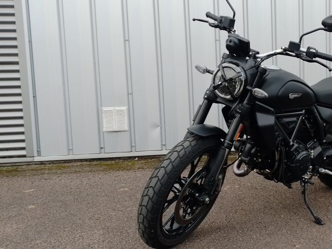 DUCATI SCRAMBLER 800 ICON DARK 4