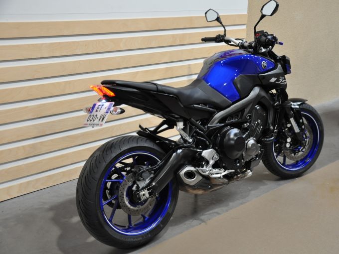 YAMAHA MT-09 4