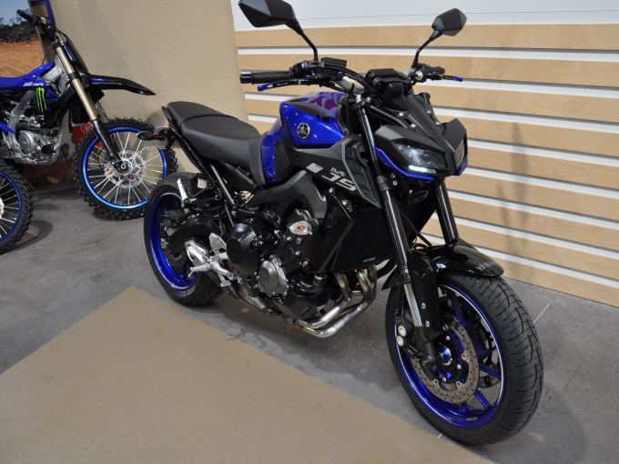 YAMAHA MT-09 4