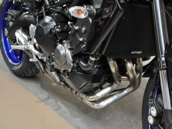 YAMAHA MT-09 4