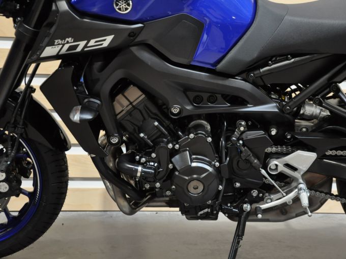 YAMAHA MT-09 4