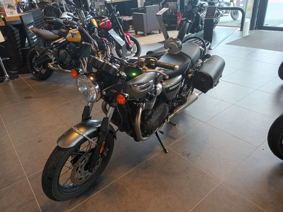 TRIUMPH Bonneville T100 GOLD LINE Edition 4