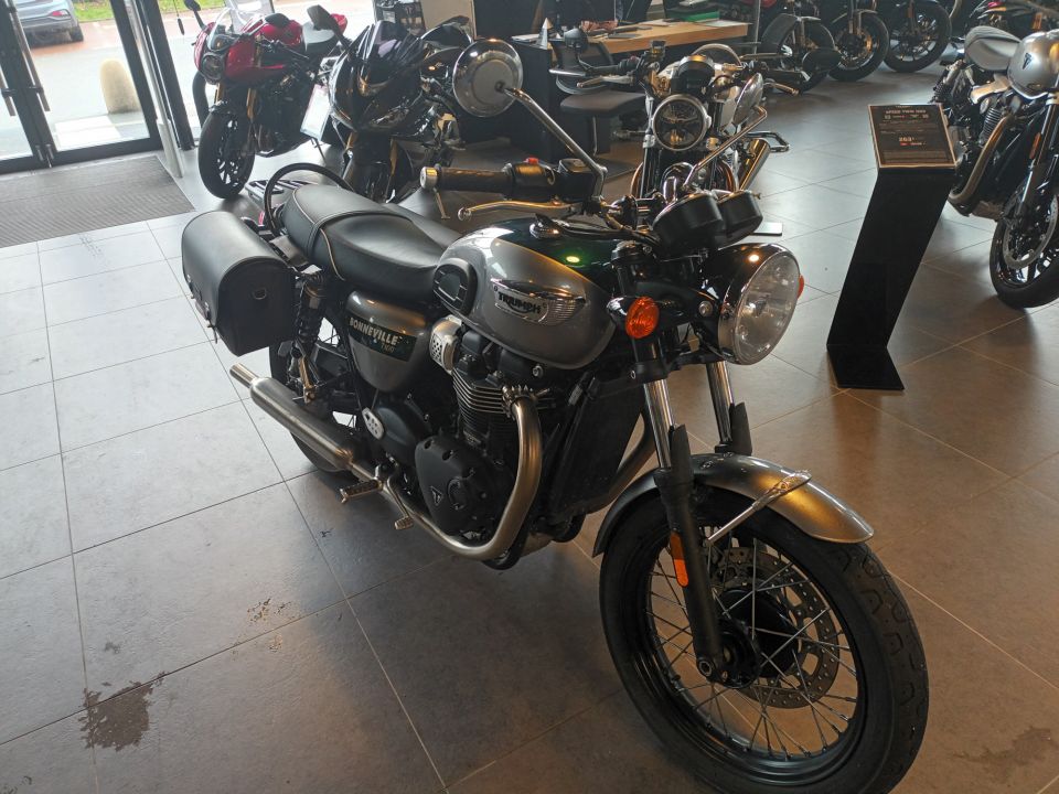TRIUMPH Bonneville T100 GOLD LINE Edition 4
