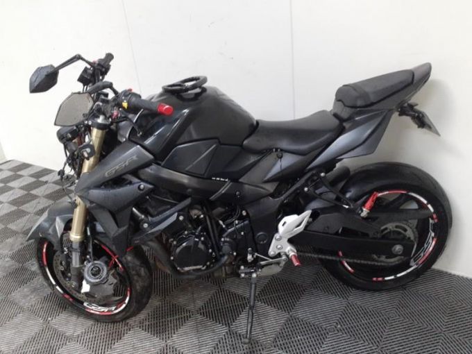SUZUKI GSR 750 4