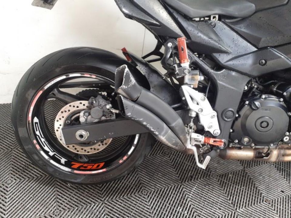 SUZUKI GSR 750 4