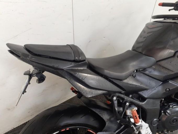 SUZUKI GSR 750 4