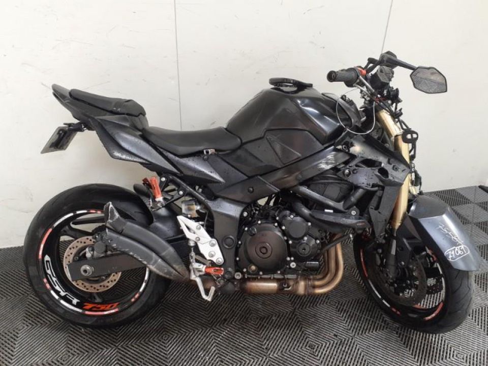 SUZUKI GSR 750 4