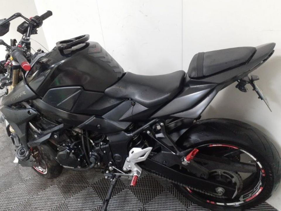 SUZUKI GSR 750 4