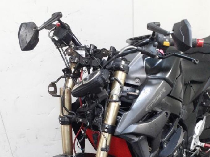 SUZUKI GSR 750 4