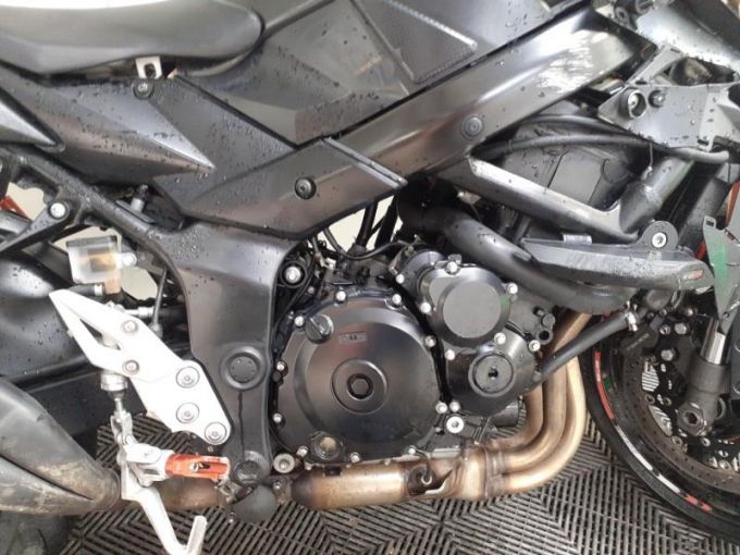 SUZUKI GSR 750 4