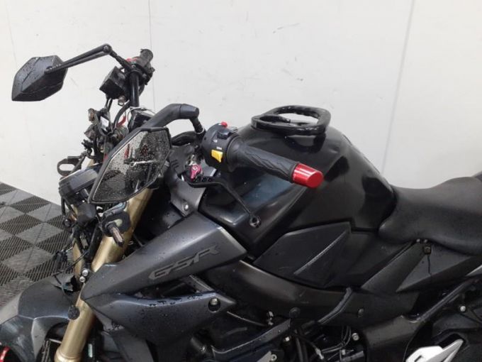 SUZUKI GSR 750 4
