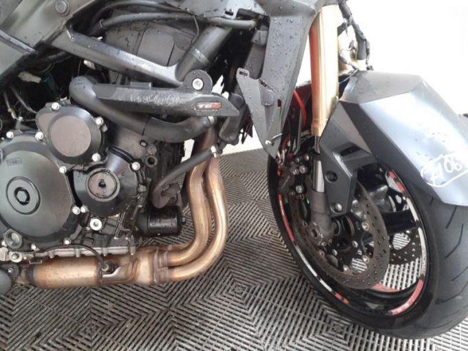 SUZUKI GSR 750 4