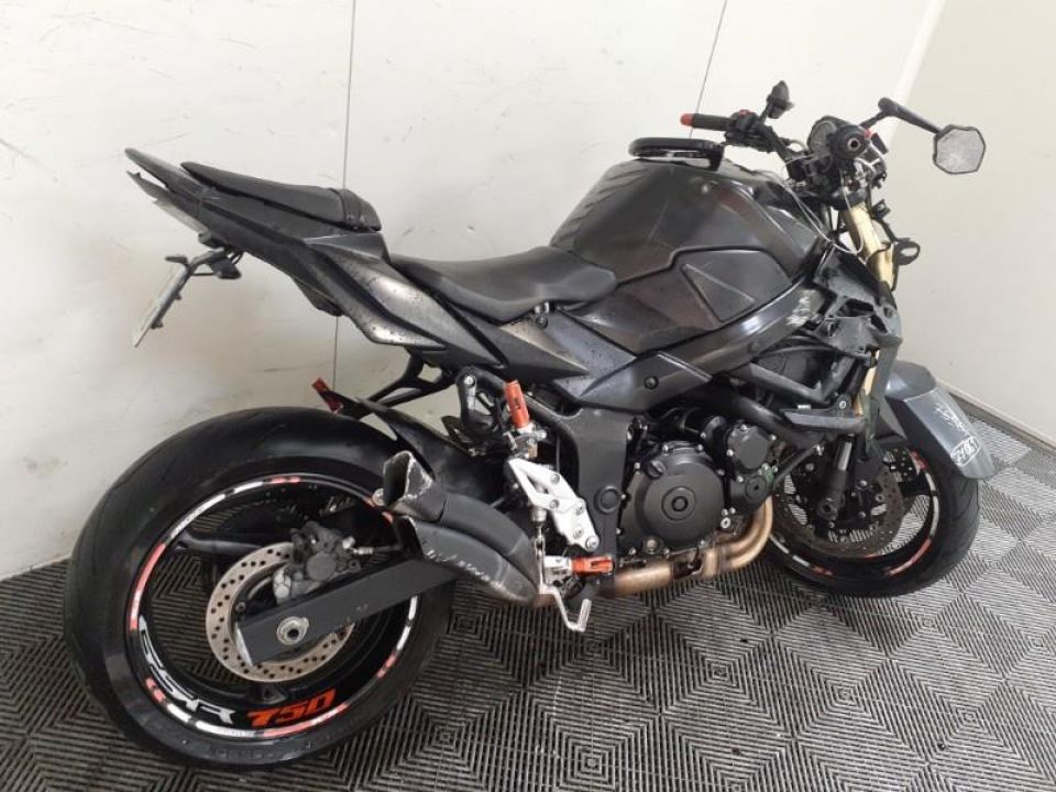 SUZUKI GSR 750 4