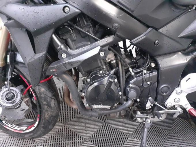 SUZUKI GSR 750 4