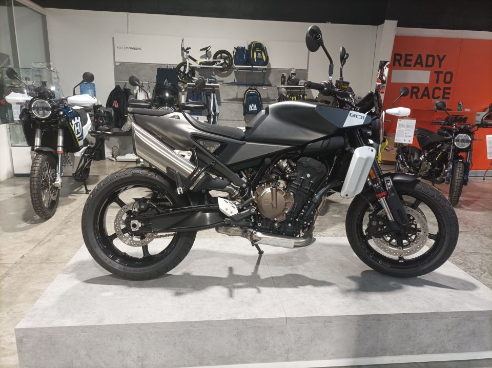 HUSQVARNA SVARTPILEN 801 4