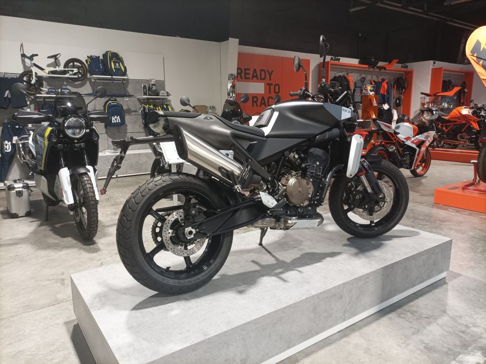 HUSQVARNA SVARTPILEN 801 4