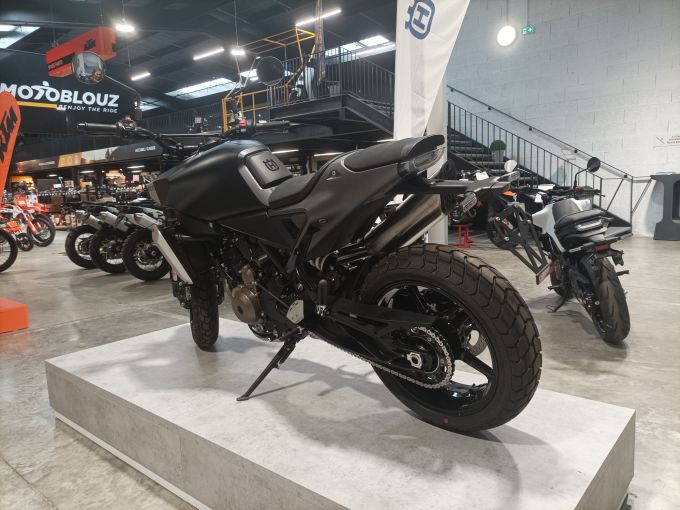 HUSQVARNA SVARTPILEN 801 4