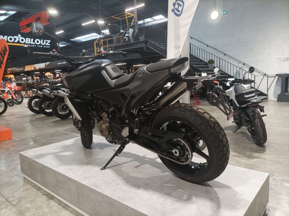 HUSQVARNA SVARTPILEN 801 4